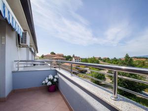 Fotografia z galérie ubytovania Modern Apartment in Vi kovo with Balcony v destinácii Viskovo