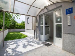 Fotografia z galérie ubytovania Modern Apartment in Vi kovo with Balcony v destinácii Viskovo