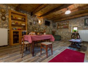 uma sala de jantar com uma mesa numa sala de pedra em Modern Holiday Home in Polje with Air Conditioning em Polje