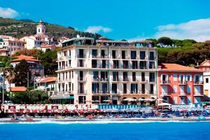 un hôtel au bord d'une masse d'eau dans l'établissement Hotel Parigi & Spa, à Bordighera