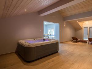 Fotografie z fotogalerie ubytování Beautiful villa in Lisicic with private pool v destinaci Lisičići