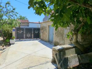 a house with a gate and a driveway at Cozy Holiday Home in Valtura with Swimming Pool in Valtura
