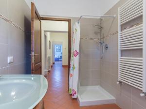 A bathroom at Holiday Home Rosignano near the Sea