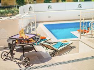 - une table avec des pizzas à côté d'une piscine dans l'établissement Modern villa with private pool and bubble bath, à Novigrad