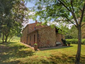 A garden outside Farmhouse in Proceno with Pool and Terrace Még 32 kép