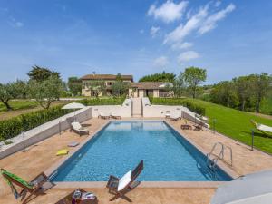 Bazén v ubytování Lovely Holiday Home in San Costanzo with Swimming Pool nebo v jeho okolí