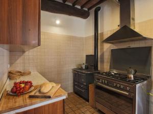 A kitchen or kitchenette at Farmhouse in Proceno with Pool Views
