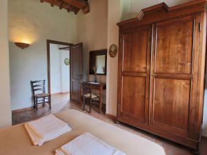A bed or beds in a room at Farmhouse in Proceno with Pool Views