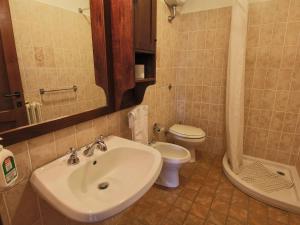A bathroom at Farmhouse in Proceno with Pool Views