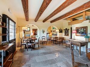 salon z drewnianymi sufitami, stołami i krzesłami w obiekcie Belvilla by OYO Locanda le Querce w mieście Frontino