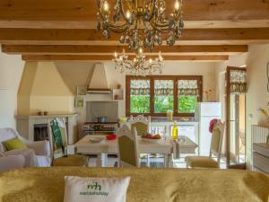 uma cozinha e sala de estar com um lustre em Belvilla by OYO Casa Volpara em Pergola