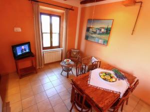 A television and/or entertainment centre at Farmhouse in Montalto near the Beach