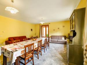 un comedor con una mesa larga y sillas en typical Piedmontese house in the Langhe, en Vesime