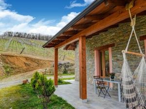 Casa de piedra con patio con hamaca en typical Piedmontese house in the Langhe, en Vesime