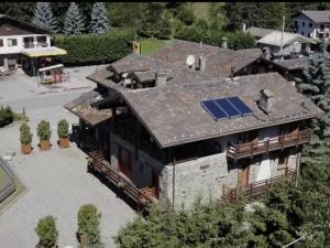 eine Luftansicht eines Hauses mit Sonnenkollektor auf dem Dach in der Unterkunft Belvilla by OYO Chalet Antey Grande Diciotto in Antey-Saint-André