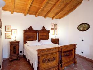 A bed or beds in a room at Holiday Home in Vezzi Portio with Pool