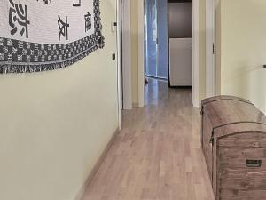 a room with a hallway with a wooden floor at Belvilla by OYO Villa Valtopina in Valtopina