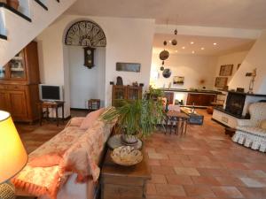 un soggiorno con divano e tavolo di Belvilla by OYO La Panoramica a Rapallo