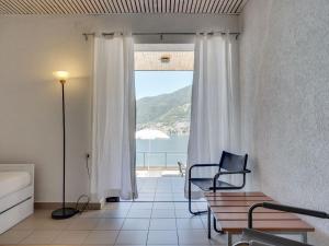 Pognana LarioにあるApartment in residence with terrace and beautiful view of the lakeのベッド付きの部屋で、海の景色を望めます。
