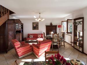 uma sala de estar com um sofá, cadeiras e uma mesa em Belvilla by OYO Cascina Paola em Netro