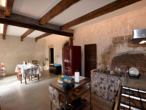 une cuisine avec une table et une salle à manger dans l'établissement Belvilla by OYO Casa dei Nonni, à Provaglio d'Iseo