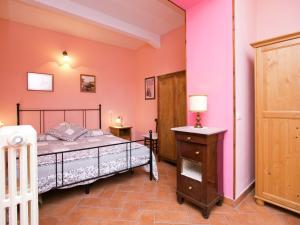 ストレーザにあるOnly 10 metres from the shores of Lake Maggioreのピンクの壁のベッドルーム(ベッド1台、テーブル付)
