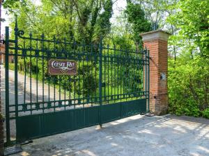 a green gate with a sign on top of it at Belvilla by OYO Casa Reale Quattro in Valdamonte