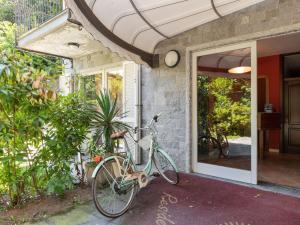 ein Fahrrad steht vor einem Haus geparkt in der Unterkunft Belvilla by OYO Studio Garden Uno in Cannobio