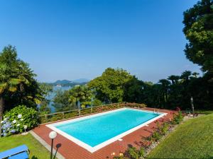 una piscina con vista sull'acqua di Belvilla by OYO Verdelago 16 a Citerna