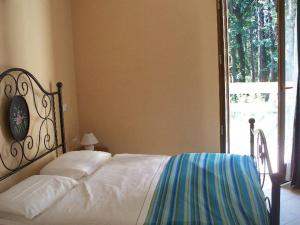 ヴェルバーニアにあるSpacious Cottage in Intra with Gardenのベッドルーム1室(ベッド1台、大きな窓付)