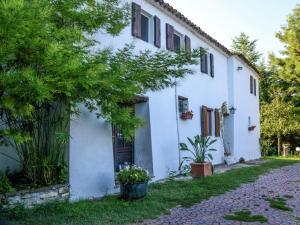 uma casa branca com plantas à frente em Belvilla by OYO Ca Bianca em Montefiore Conca