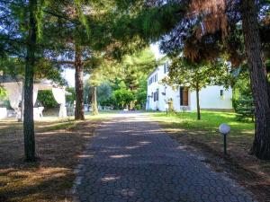 Montefiore ConcaにあるBelvilla by OYO Ca Biancaの木々と建物のある公園内の小道