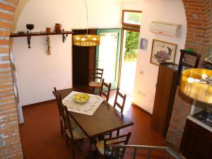 ヴィンチにあるBelvilla by OYO Da Vinci Seiのキッチン、ダイニングルーム(テーブル、椅子付)