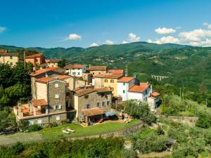 a village on a hill with mountains in the background at Belvilla by OYO Villa Luciana in Piteccio
