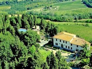 une vue aérienne d'une maison au milieu d'un champ dans l'établissement Cozy Home in San Casciano in Val di Pesa with BBQ, à San Casciano in Val di Pesa