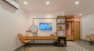 TV a/nebo společenská místnost v ubytování Shoho Hotel Nha Trang