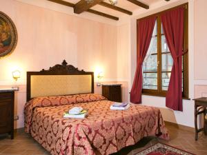 ルチニャーノにあるTuscan style apartment in Lucignano with shared poolのベッドルーム1室(ベッド1台、タオル2枚付)
