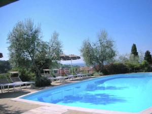 Enjoy the Tuscan landscape in a farmhouse with pool and wifiの敷地内または近くにあるプール