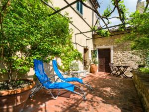MontecastelliにあるBelvilla by OYO Affreschiのパティオ(青い椅子付)