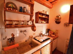 San QuiricoにあるBelvilla by OYO Olivi Gialloのキッチン(バスタブ、シンク付)