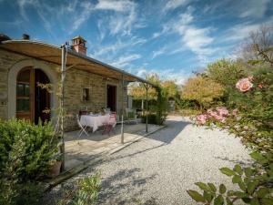 zewnętrzny widok na kamienny dom z patio w obiekcie Belvilla by OYO Casina la Graziosa w mieście Cortona +32 zdjęcia