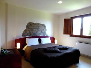a bedroom with a large bed and a window at Belvilla by OYO Sei Orcia in Celle sul Rigo