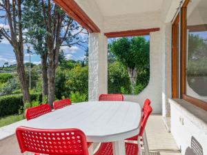 ヌマーナにあるAppealing Holiday Home with Garden Fireplace and Parkingの白いテーブルと椅子