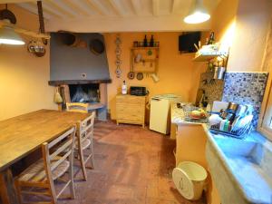una cucina con tavolo e piano cottura forno superiore di Belvilla by OYO characteristic Tuscan flat a Lucchio