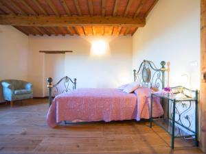 A bed or beds in a room at Tuscan Farmhouse in Castiglione di Garfagnana with Garden