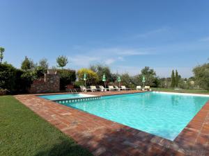 フォイアーノ・デッラ・キアーナにあるScenic Home in Foiano della Chiana with Terraceの庭の青い水を使用した大型スイミングプール