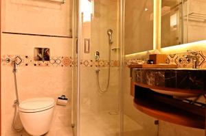 A bathroom at Pristine Hotel, Varanasi