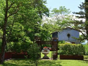 ファブリアーノにあるBelvilla by OYO Casa Cieloの門と花瓶のある庭