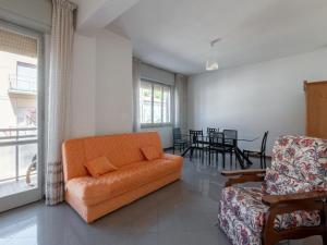 salon z pomarańczową kanapą i stołem w obiekcie Belvilla by OYO Apartment in Fano w mieście Fano