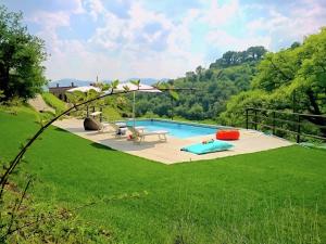 Basen w obiekcie Modern Villa with Private Pool in Fabriano Italy lub w pobliżu